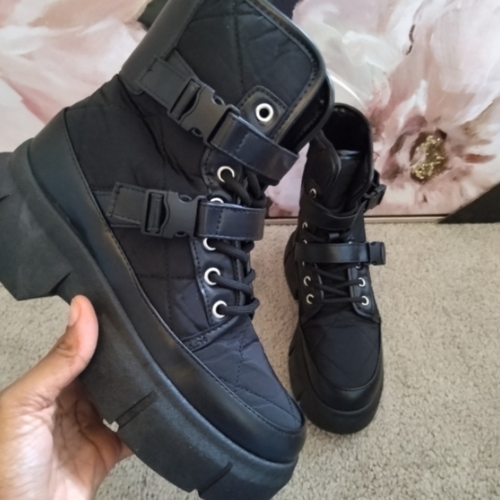 Quilted Buckle Strap Lug Sole
